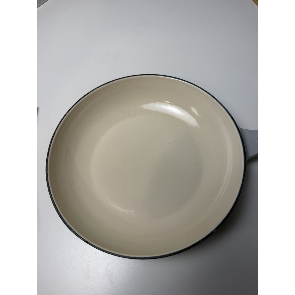 New Le Creuset Cast Iron Enamel Shallow Fry Pan Cream & Gray 8" Dia France - Picture 5 of 6
